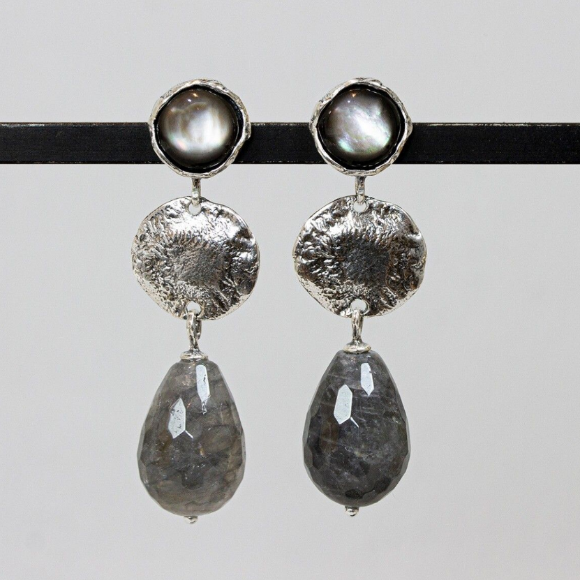 Oorbel van Jéh Jewels gemaakt van geoxideerd glimmend zilver, Cloudy Quarts en Abalon. De ietswat donkere quarts combineert prachtig met de Abalon. Samen met het glimmende geoxideerde zilver is dit de perfecte trio.